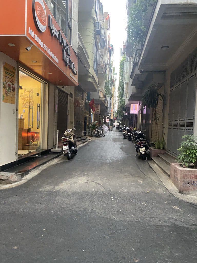 Bán nhà Trần Quốc Hoàn, Cầu Giấy, Ô tô đỗ, 2 thoáng, 50 m² - 20 tỷ