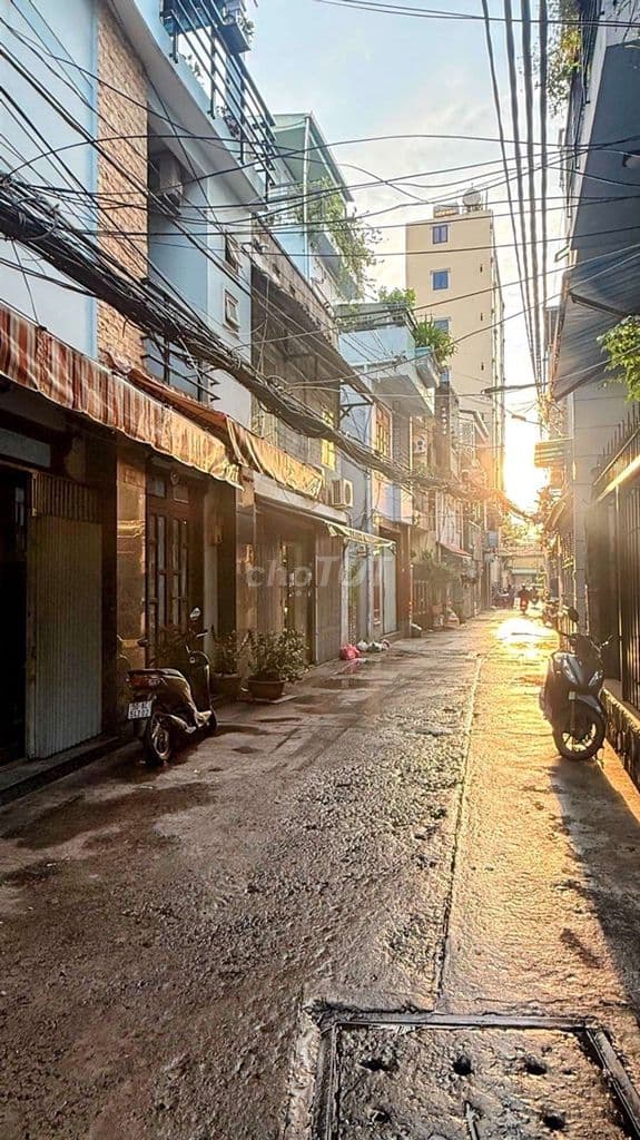 3 tầng BTCT, sát hẻm xe hơi, Hoàn Công đủ, pháp lý chuẩn,SHR, sát chợ