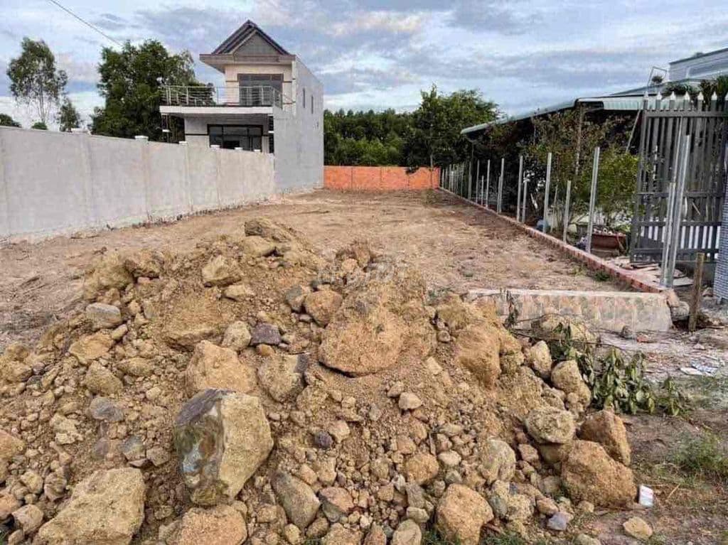 Trước 2 vợ chồng có mua 2 lô gần nhau, nay kẹt tiền bán trước 1 miếng