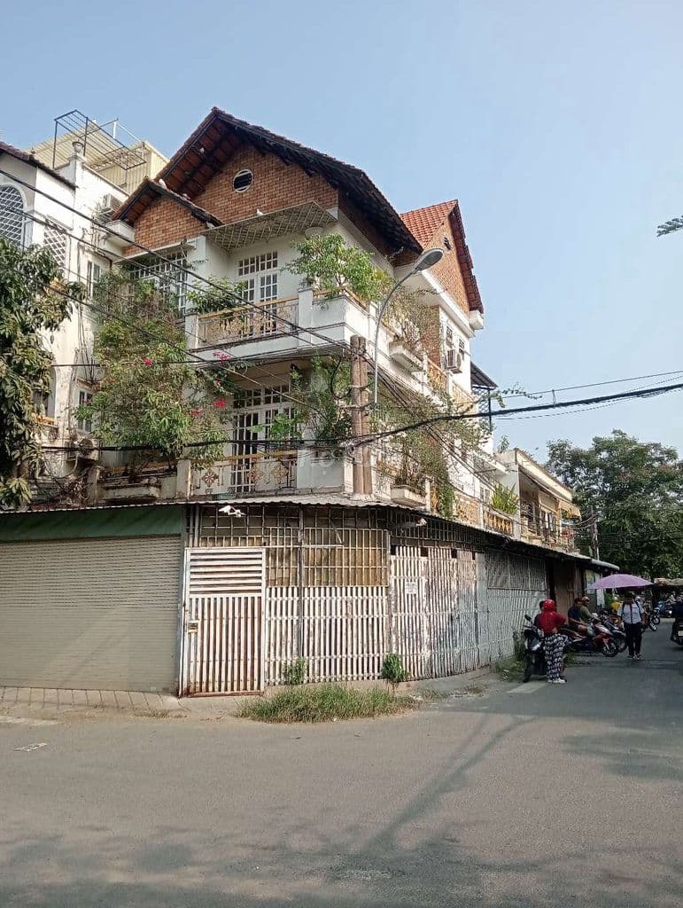 nhà gốc 2 mặt tiền đường số 5 KDC bình hưng DT 6m x 11m trệt 3 lầu