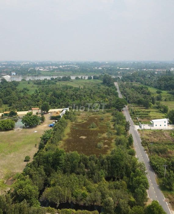 MT đường NGUYỄN THỊ LÈN, gần giáp Sông Sài Gòn, xã Trung An.