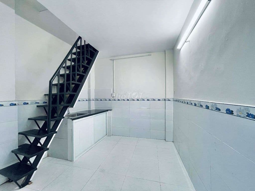 Chỉ 1.65 tỷ có nhà Sổ Hồng Riêng - DT sử dụng 20m2 - giáp Bình Thạnh - Ảnh 2