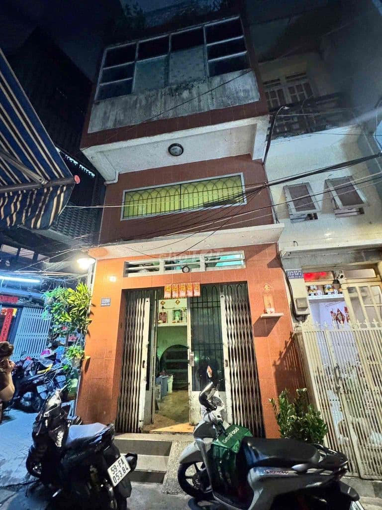 Nhà Có kết cấu trung tâm Q5 1 trệt lững 2 lầu mái đúc 25m2 hẻm rộng