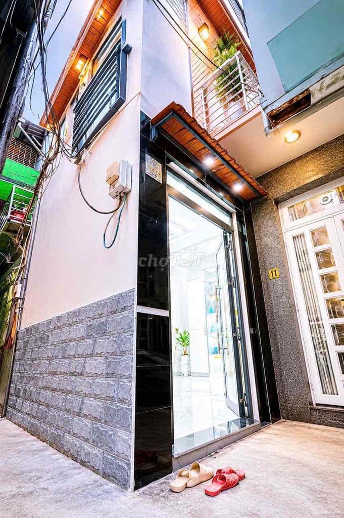 Nhà mới 100% Quận 4 3 tấm tôn đản