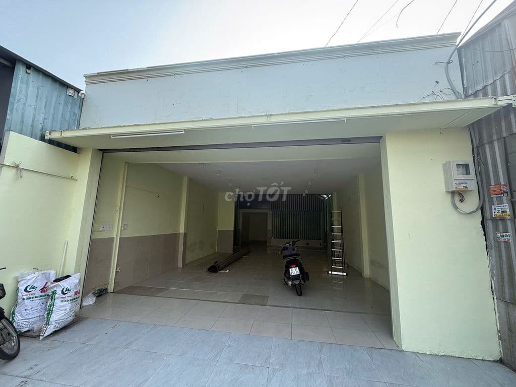 Bán nhà mặt tiền kinh doanh đối diện BV, trường cấp 3