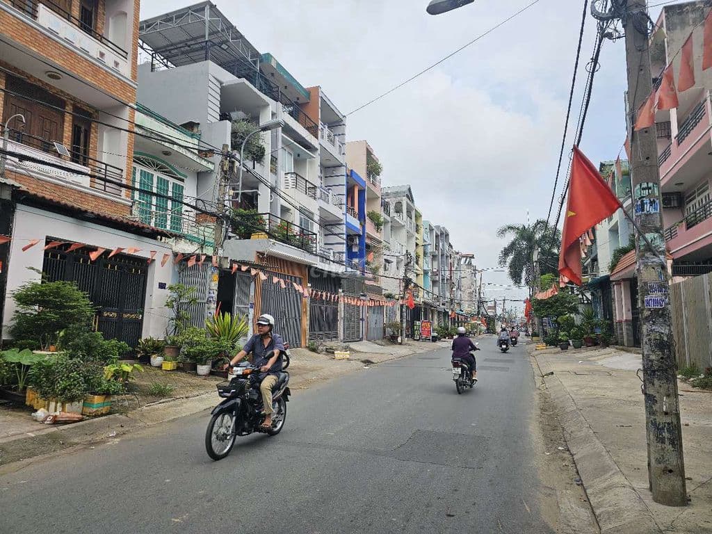 NHÀ MẶT TIỀN - 3 TẦNG - DT 4X18 - ĐƯỜNG NHỰA - Ảnh 2