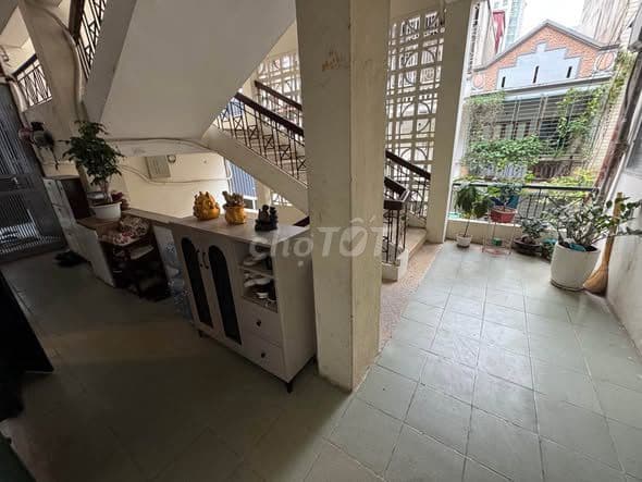 bán tập thể đẹp phố Hoàng Quốc Việt 2pn - Ảnh 2