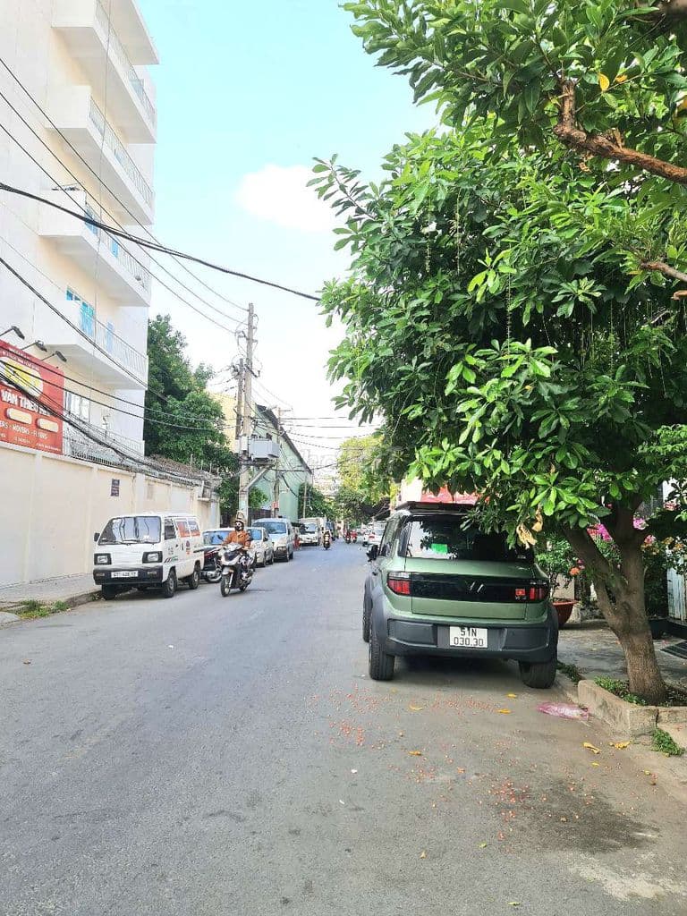 NHÀ CŨ TIỆN XÂY MỚI NGANG LỚN 6M, HẺM XE TẢI KẾ CHỢ HOA ĐẦM SEN