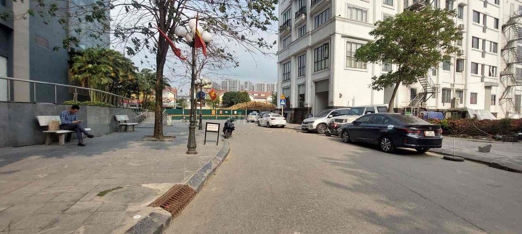Khu BT Geleximco Lê Trọng Tấn 300m, 60 tỷ ib zalo em gặp chủ nhà nhé.
