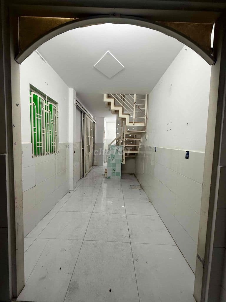 BÁN NHÀ NHỈNH 2 TỶ SỔ HỒNG RIÊNG- HẺM XE HƠI GẦN EMART GÒ VẤP