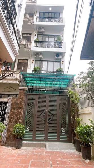 bán nhà 50m2 Cầu Giấy sân rộng trước nhà