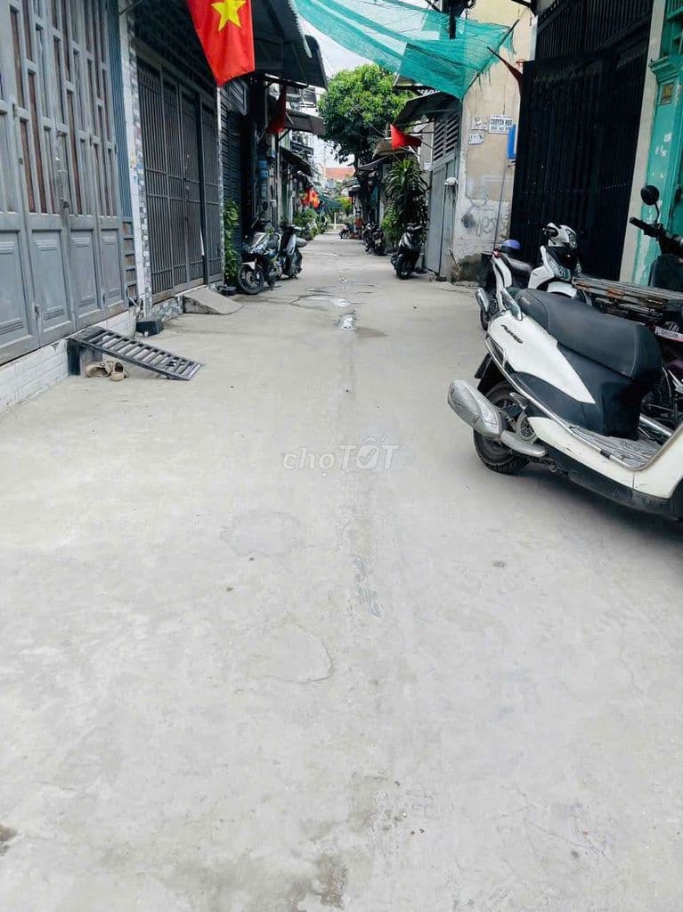 HẺM XE HƠI NHÀ CÒN MỚI 4X12M