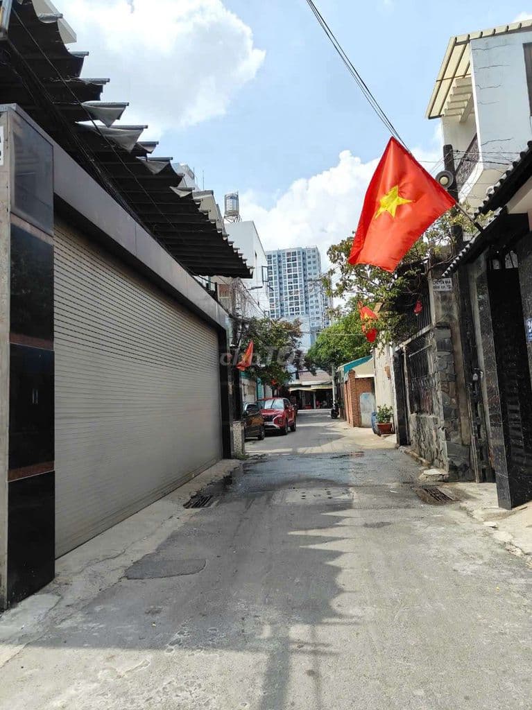 Bán nhà sát mặt tiền đường Tam Hà.