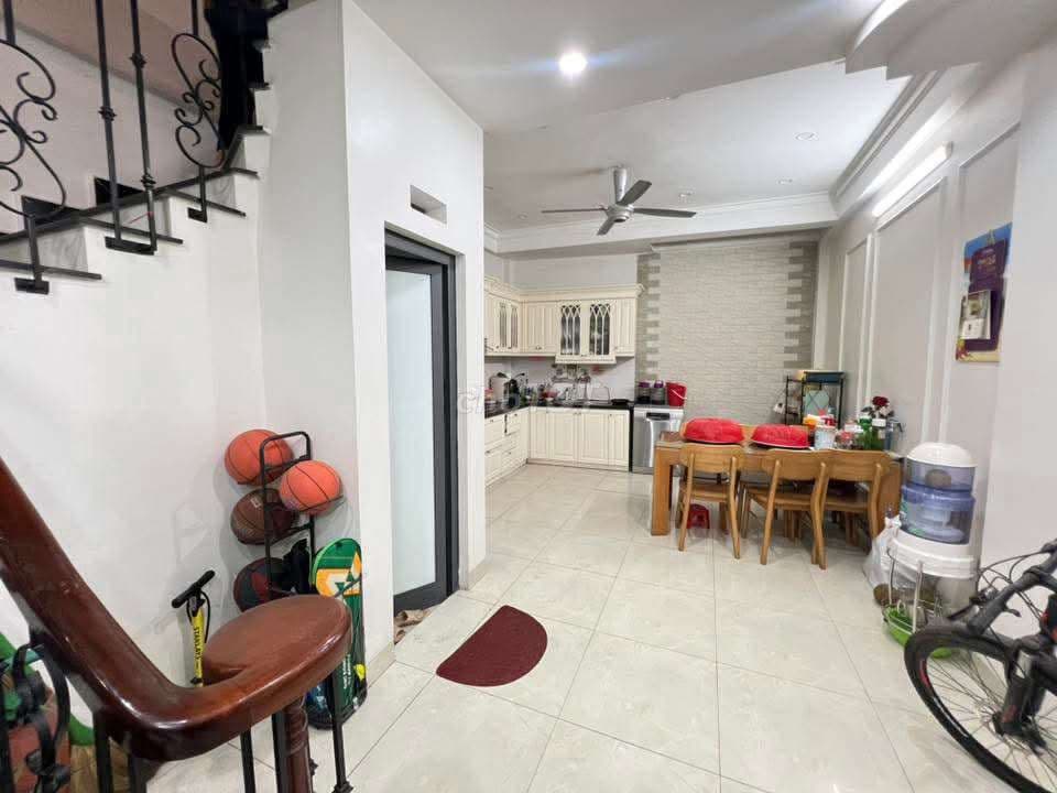 Hoàng Quốc Việt, ngõ 3m, lô góc, dân xây, ở luôn 42m*5T