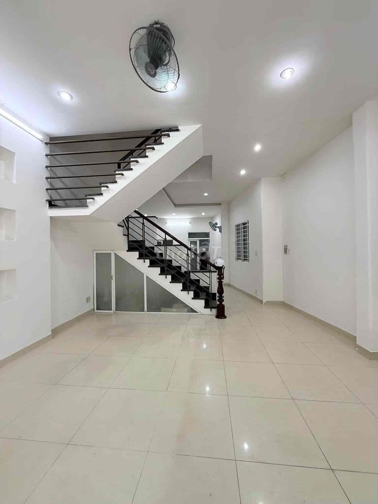 Ngay CV Lê Thị Riêng Q.3 , nhà 4 tầng , ngang 6.1M , Hẻm xe tải tránh