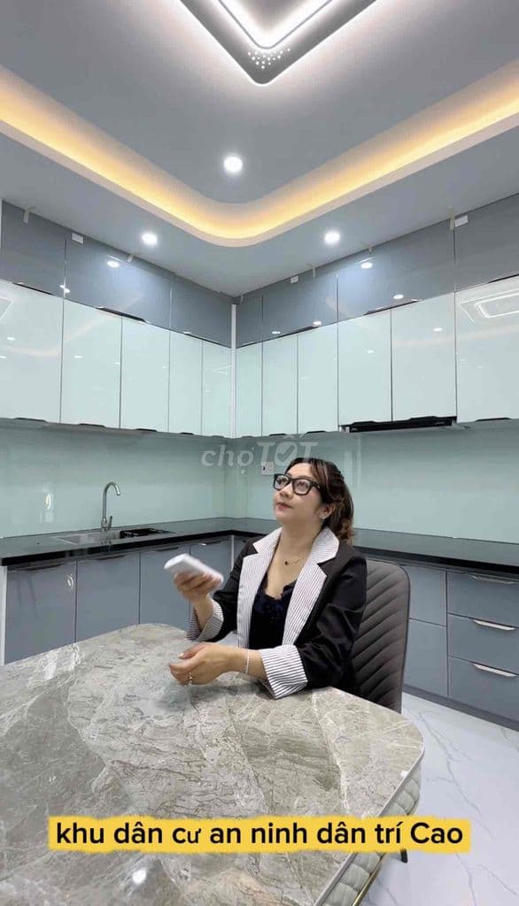 Hotgirl nhà phố Ngọc Giàu- nhà 5 tầng xe hơi ngủ tại nhà Thạch Lam