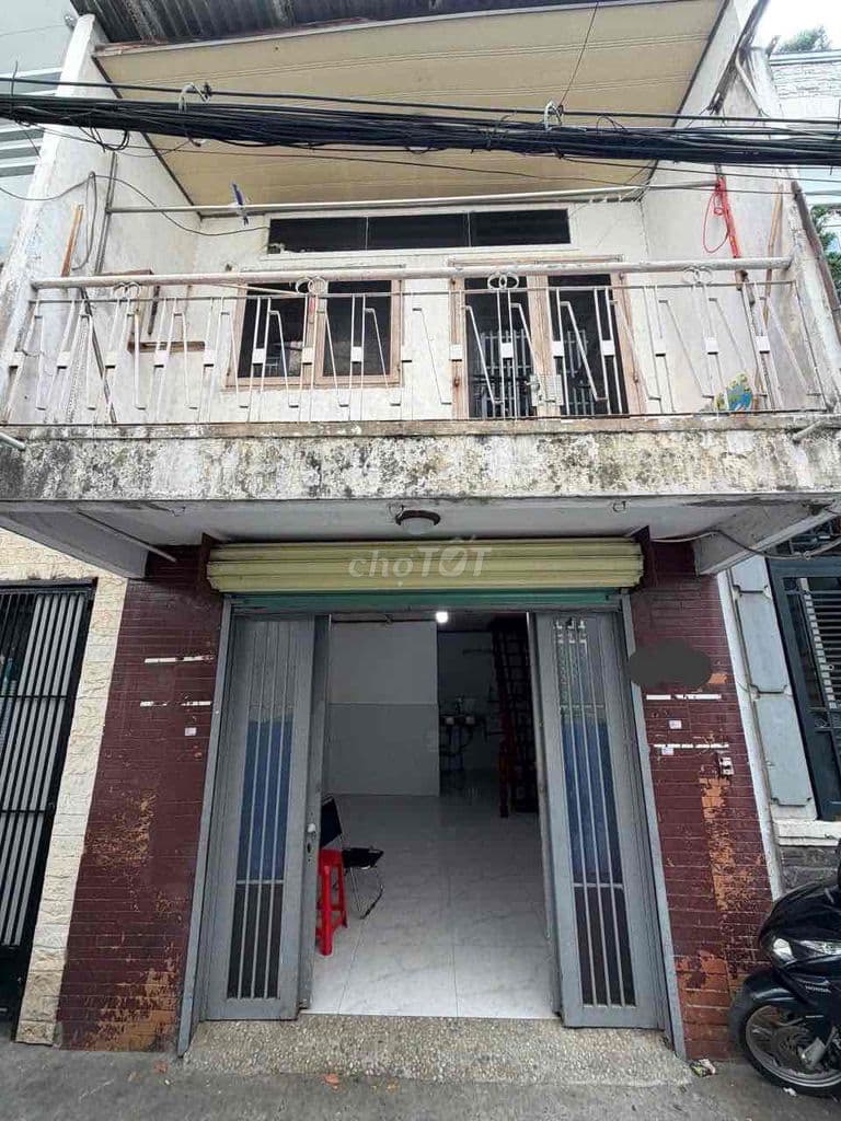 nhà 2/ CMT8, nhà cũ xây kiên cố, 2 thùng sơn quét lại là sạch đẹp - Ảnh 2