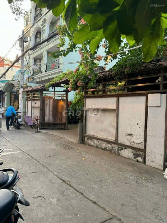Gia đình cần bán nhanh diện tích lớn hẻm XH đường Trần Bình Trọng Q5