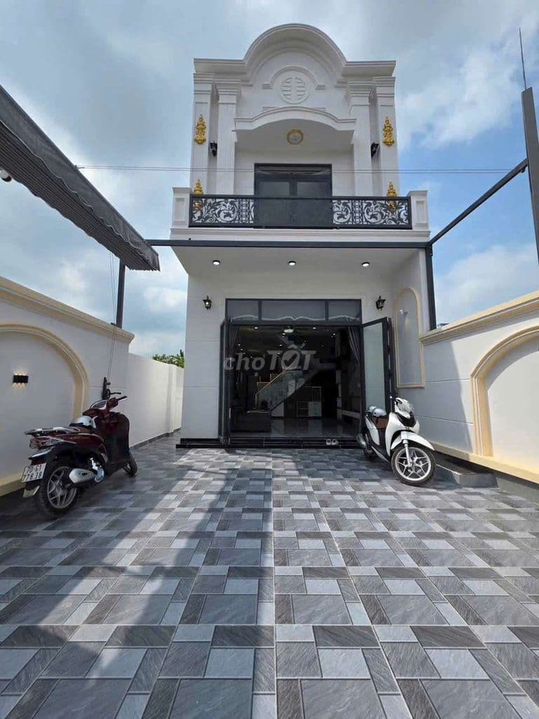 Nhà 1 trệt 1 lầu nhà còn mới trả trước 690triệu