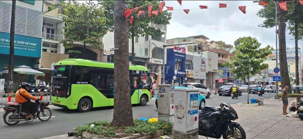MẶT TIỀN Trung tâm Saigon, VỈA HÈ RỘNG 1OM! Nhà 4 tầng Mặt phố NTMK