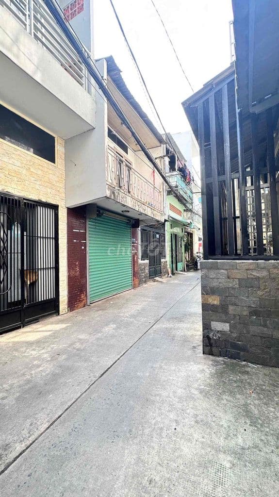 nhà 2/ CMT8, nhà cũ xây kiên cố, 2 thùng sơn quét lại là sạch đẹp