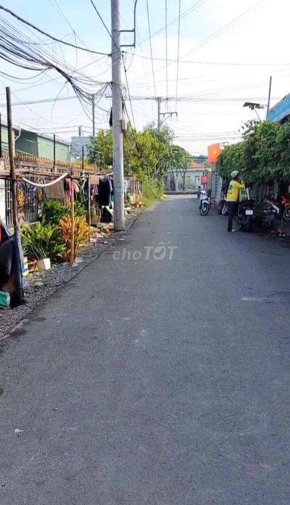 Nhà 42m2 MT đường nhựa lô 2