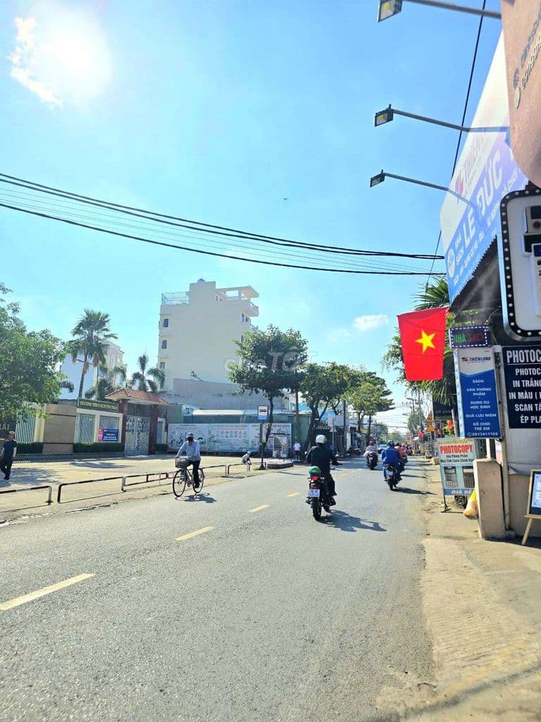 Mặt tiền Lê Đức Thọ, nở hậu diện tích 7,5 x 40, vị trí cực đẹp.