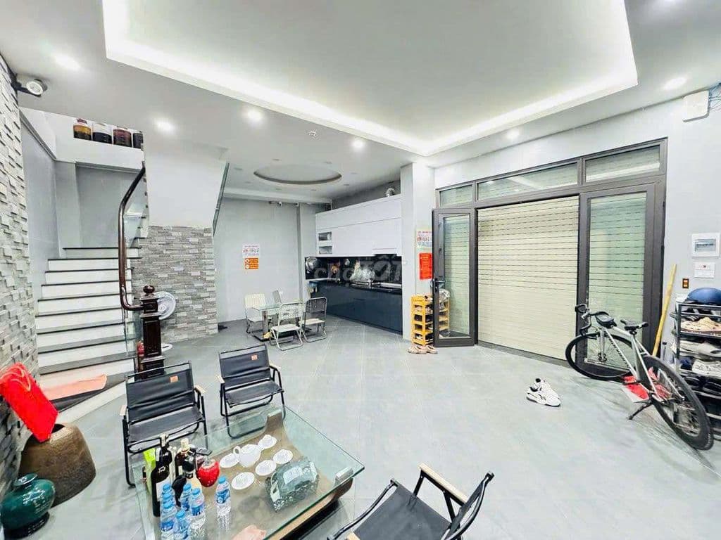 Hoàng Quốc Việt - Võ Chí Công, 1 ngoặt ra phố, full nội thất 39.8m*5T