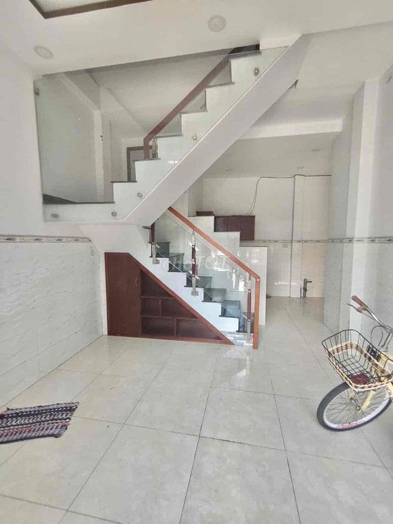 Bán nhà Âu Cơ giáp Q10- DT: (4x7.5m) - Giá 3.65 Tỷ