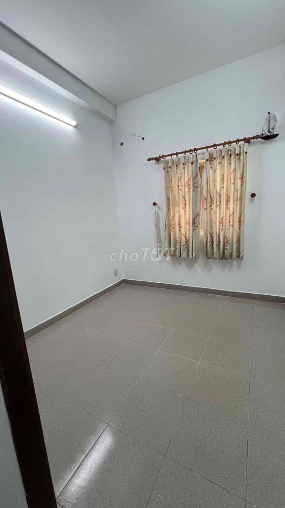 Bán nhà chính chủ Q3, 1 trệt 3 lầu, 5PN, Sổ hồng hoàn công đủ. - Ảnh 3