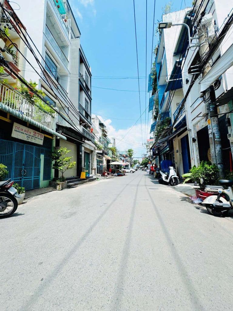 NHÀ P1 Q8 - HẺM THÔNG KHU BUÔN BÁN SẦM UẤT -NGANG TO 4M -NHỈNH 3 TỶ