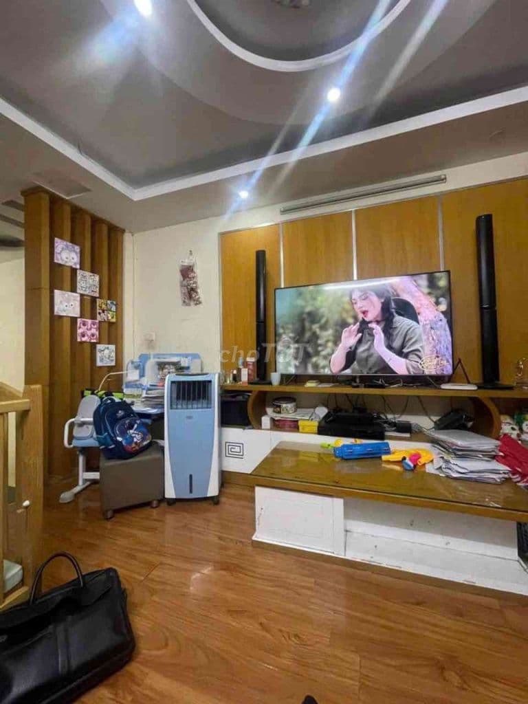 KIM GIANG.45M.5 TẦNG.NGÕ ÔTÔ NHỎ . NÔNG THÔNG, RẤT GẦN TRƯỜNG VÀ CHỢ