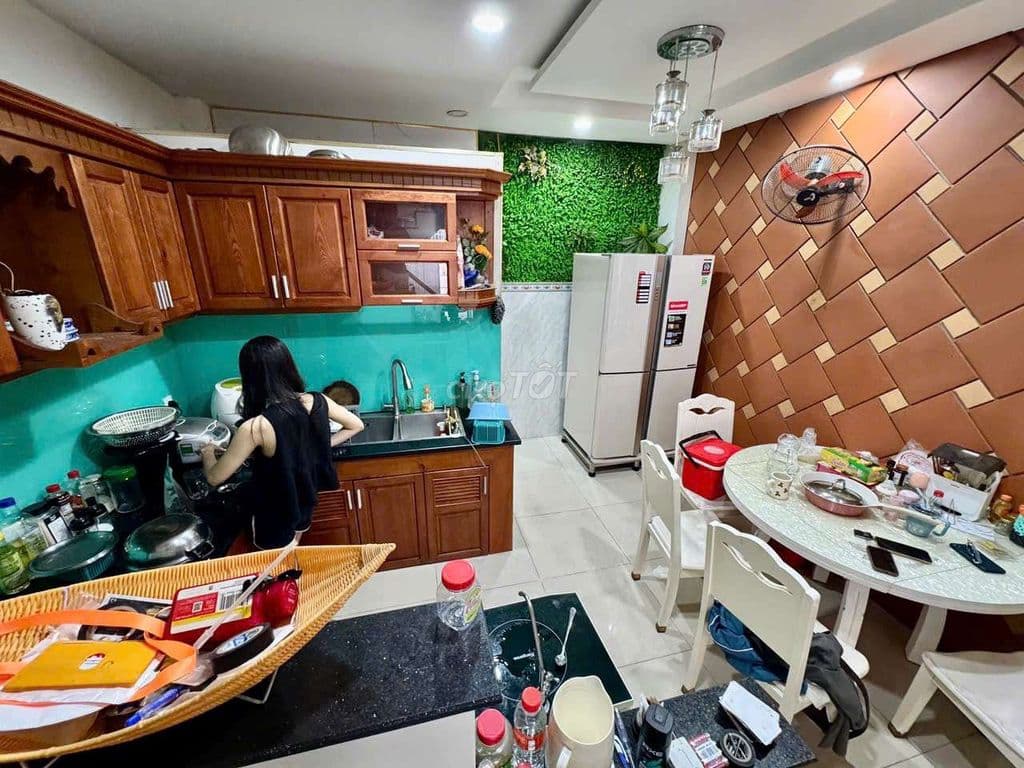 BÁN GẤP !!! DT 4X10, ĐÚC 4 TẦNG, HẺM THÔNG XE HƠI, GIÁ 6 TỶ BỚT LỘC