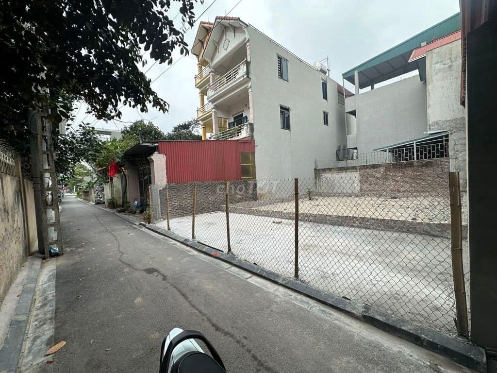 Lô đất cực đẹp DT 80m2; MT 8.5m xây đc 2 căn nhà, sát VĐ3 giá tốt.