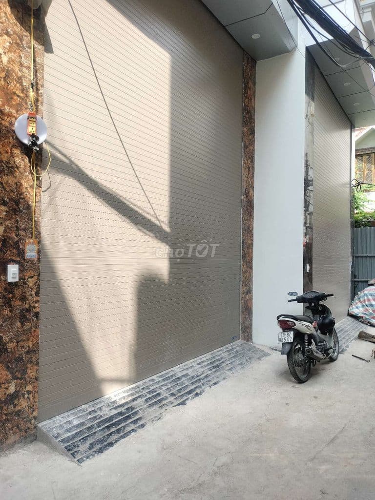 Nhà mặt ngõ Phú Thượng kinh doanh, hai ô tô ngủ trong nhà.