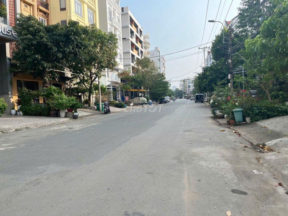 Bán nhà tặng đất 700m2 Huỳnh Tấn Phát, cạnh Phú Mỹ Hưng