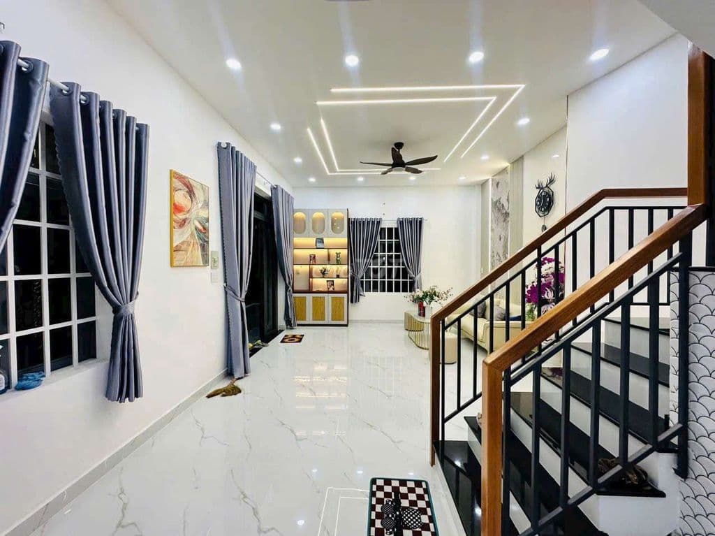 NGỘP NẶNG! BÁN GẤP NHÀ 90M2, 2 TẦNG, HẺM XE HƠI, LÊ VĂN VIỆT - Ảnh 2