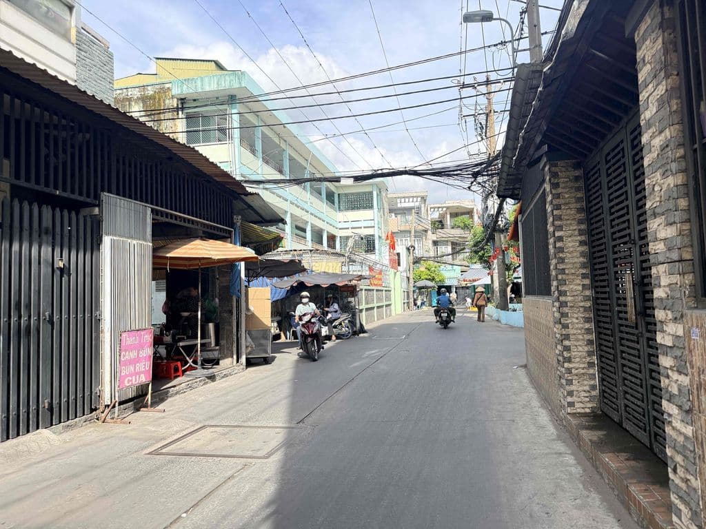 Bán nhà Hem 416 Lạc Long Quân 4x16m, 2 lầu nhà - Ảnh 2