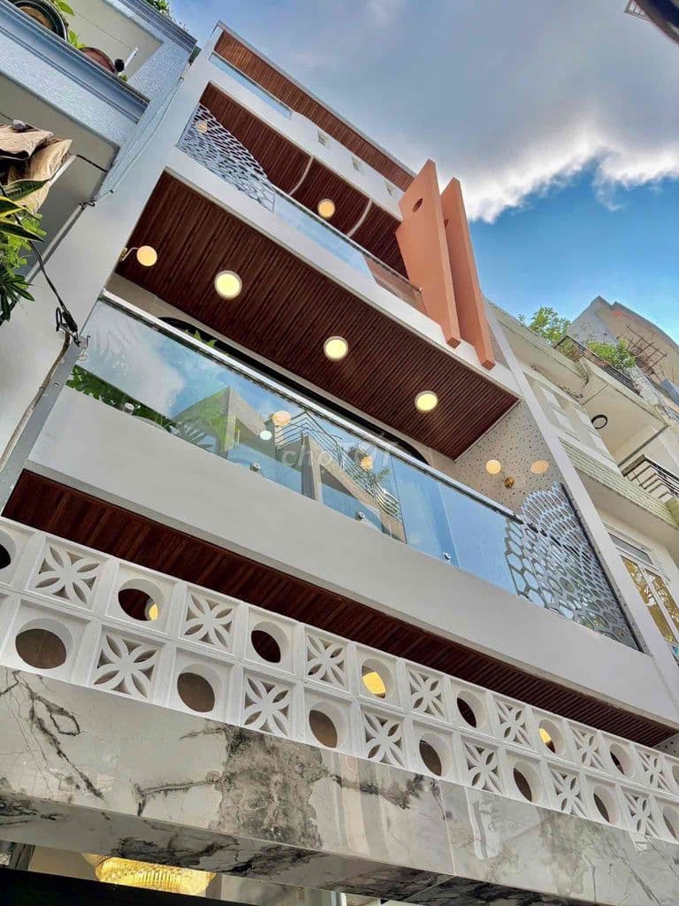 NHÀ NGANG 6M3, 4 TẦNG NGAY HAI BÀ TRƯNG