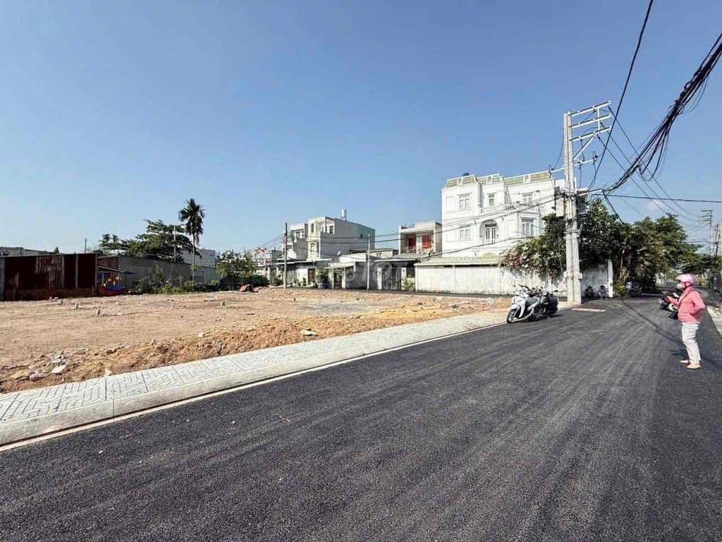 đất vô 1 xẹc bờ kênh đẹp khu dân cư ở đông .tiện ích ở xung quanh