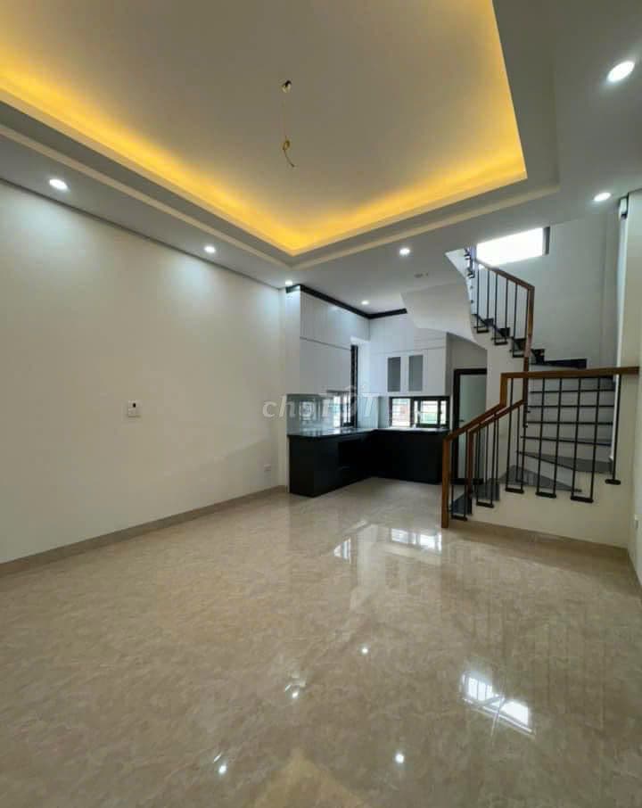 BÁN NHÀ THẠCH BÀN 40M 5 TẦNG CÓ SÂN CỔNG RIÊNG -NHỈNH 7 TỶ