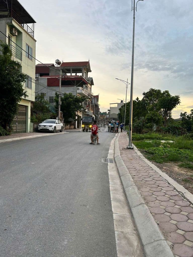 CON HỌC C3 ĐÔNG MỸ – BỐ MẸ ĐỠ VẤT VẢ ĐƯA ĐÓN MỖI NGÀY