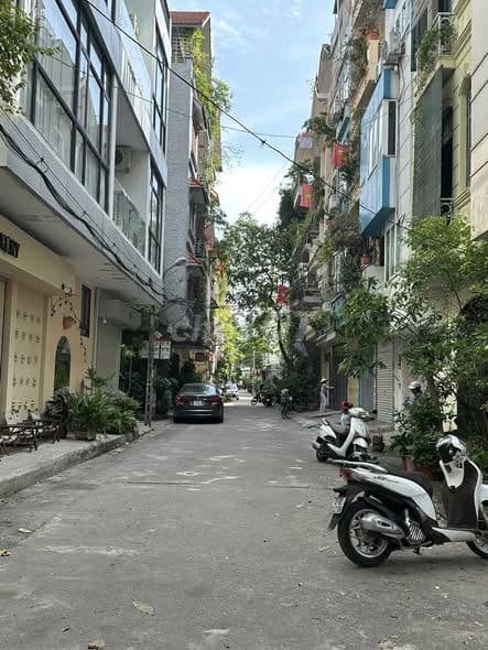 bán nhà 5 tầng Hoàng Quốc Việt vỉa hè ô tô tránh