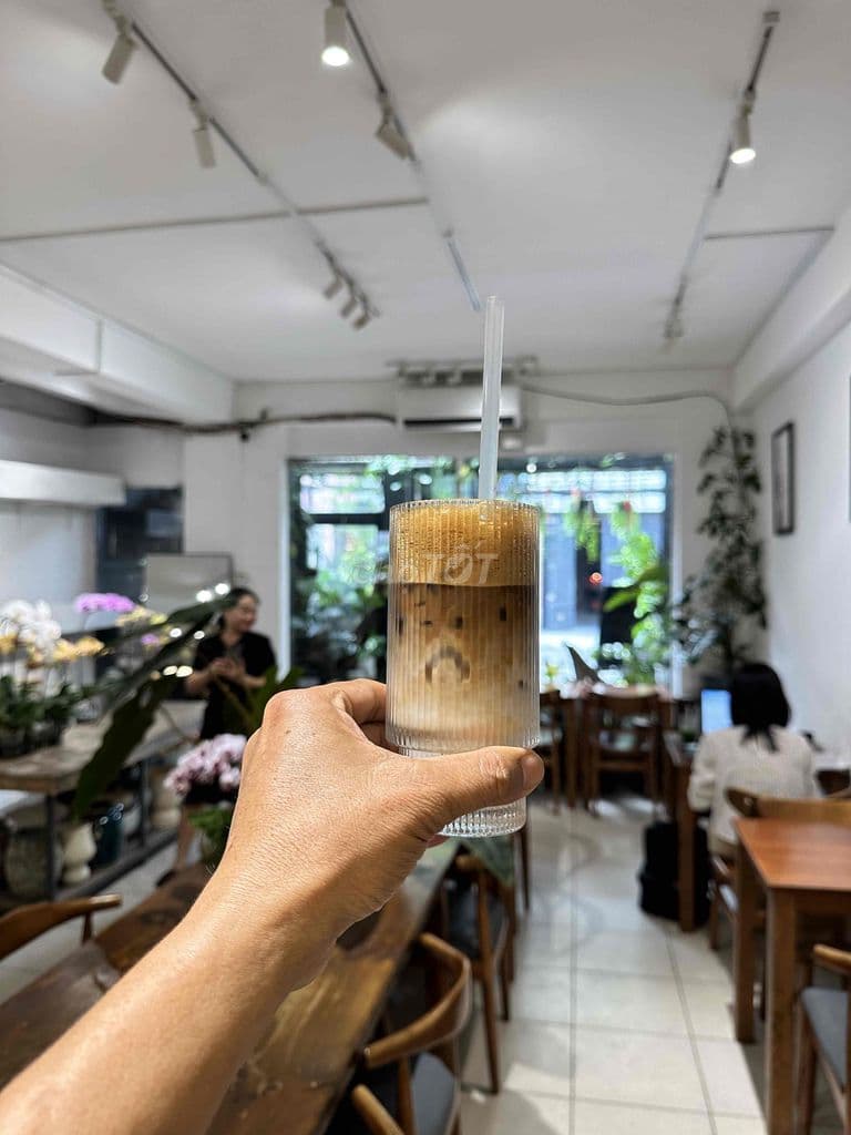 Sang tiệm cà phê và hoa - Ảnh 2