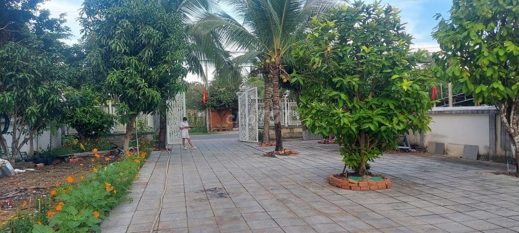 Cần bán biệt thự vườn 2 Mặt Tiền đường trước 20m đường sau 12m