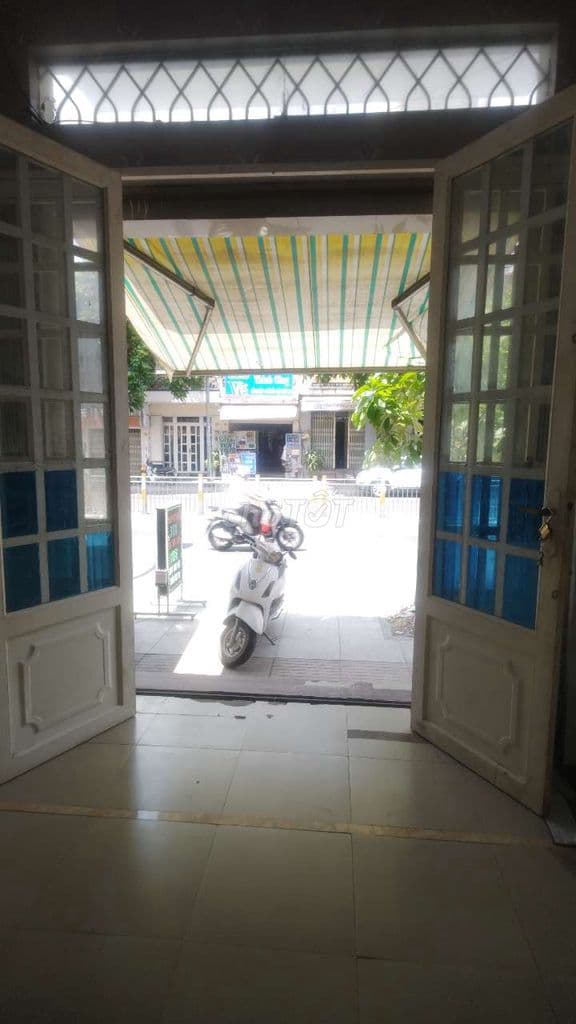 Nhà chủ cần đi nước ngoài