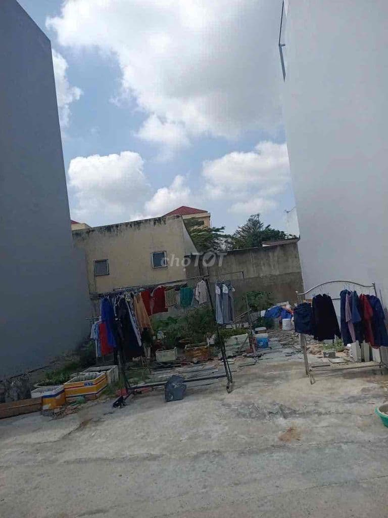 🏡 ĐẤT SHR CẦM TAY – THỔ CƯ FULL 📍 Bán lô đất lọt khe giữa 2 căn nhà
