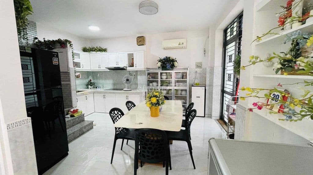 Nhà Bán 5,3m x 10m Gần Mặt Tiền Vuông Vức Hiếm Có