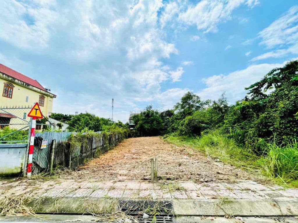 CHỦ ĐI NƯỚC NGOÀI ĐỊNH CƯ NÊN BÁN GẤP LÔ ĐẤT MT PHẠM VĂN CHÈO