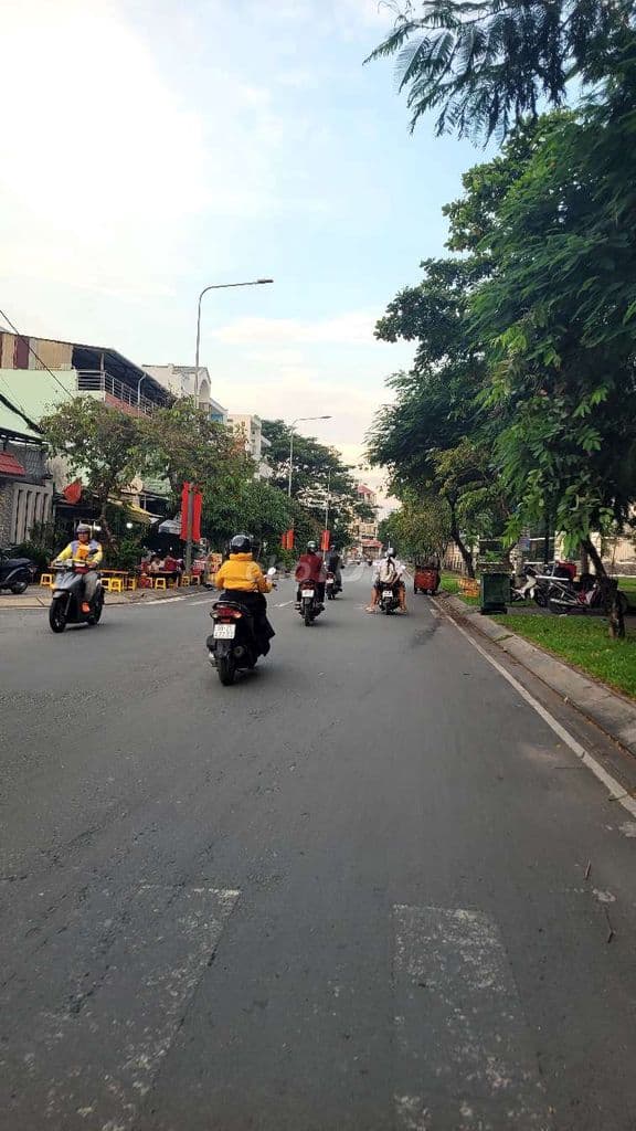 Bán đất tặng nhà cấp 4 kiên cố, ngay trung tâm xã nhà bè, tp hcm